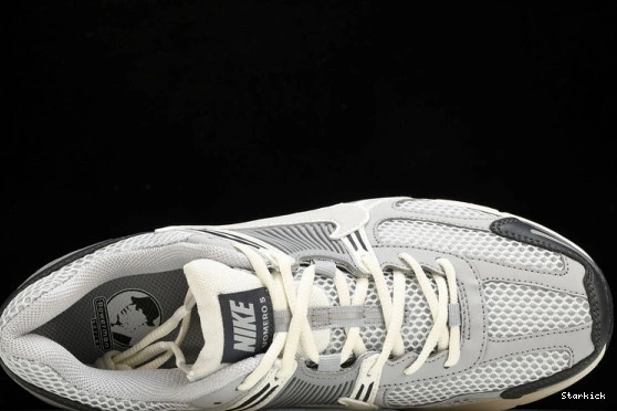 Vomero  BV1358-001 Nike Grey Vast Zoom 5  0804